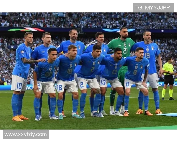 意大利足球队在友谊赛中以两球战胜德国队展现强大实力